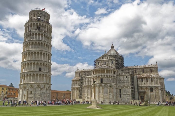 世界遺産をめぐる旅へ 振り切り ピサの斜塔 ピサのドゥモ広場 イタリア