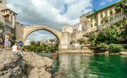 モスタル旧市街の古い橋の地区 (1)