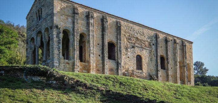 オビエドとアストゥリアス王国の建造物群