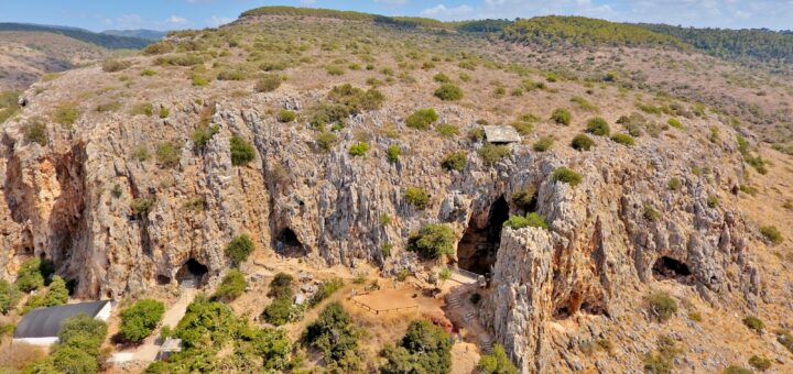 人類の進化を示すカルメル山の遺跡群：ナハル・メアロット（ワディ・エル＝ムガーラ）の洞窟群