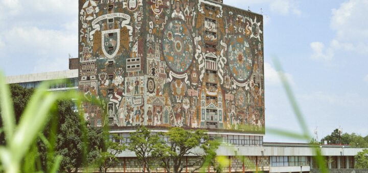 メキシコ国立自治大学 (UNAM) の大学都市の中央キャンパス
