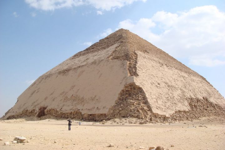 スネフェル王の屈折ピラミッド メンフィスとその墓地遺跡 世界遺産オンラインガイド