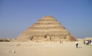 ジェゼル王の階段ピラミッド｜メンフィスとその墓地遺跡