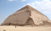 スネフェル王の屈折ピラミッド｜メンフィスとその墓地遺跡