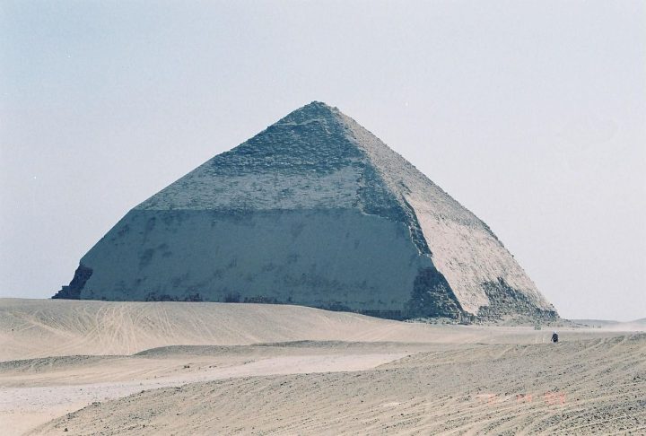 【世界遺産】スネフェル王の屈折ピラミッド | メンフィスとその墓地遺跡