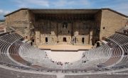 オランジュのローマ劇場｜オランジュのローマ劇場とその周辺及び「凱旋門」