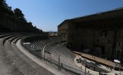 オランジュのローマ劇場｜オランジュのローマ劇場とその周辺及び「凱旋門」 (3)