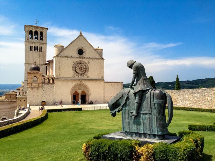 写真 聖フランチェスコ像と受難伝 サン フランチェスコ聖堂