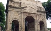 オランジュの凱旋門｜オランジュのローマ劇場とその周辺及び「凱旋門」