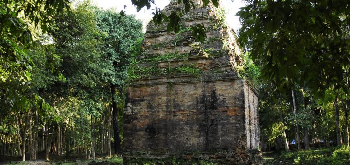 サンボー・プレイ・クックの寺院地区：古代イシャナプラの考古遺跡