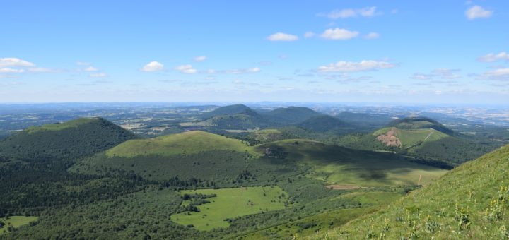 ピュイ山脈とリマーニュ断層の地殻変動地域