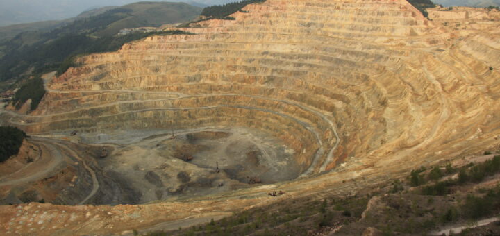 ロシア・モンタナの鉱山景観